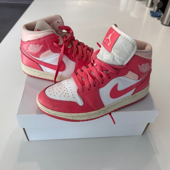 Nike Air Jordan 1 Mid Sneakers Women’s 7 Strawberries & Cream BQ6472-186 W/BOX - Picture 1 of 10